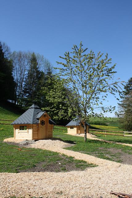 Grillhütten mit Kirschbaum